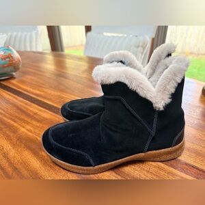 Taos Footwear Black Ankle Boots with Cream Lining